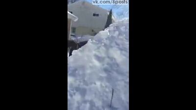 Мужик построил во дворе иглу с телевизором и камином / Igloo fully equipped with TV and fireplace