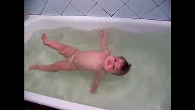 Голыш плавает ))))
