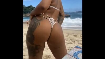 Morena Tatuada De Biquíni Enfiado Na Praia Dançando Funk
