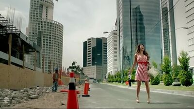 Ninel Conde - Comercial Galletas Emperador Piropos