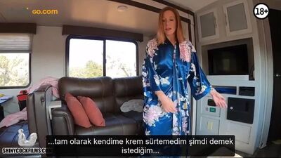 Üvey Annesinin Pamuk Gibi Götünü Kremlerken Sikini Sokuyor (Türkçe Altyazılı)