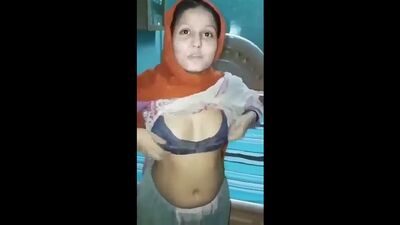 Pashto Girl Showing Boobs (Telegram ID @PakiMaall).mp4