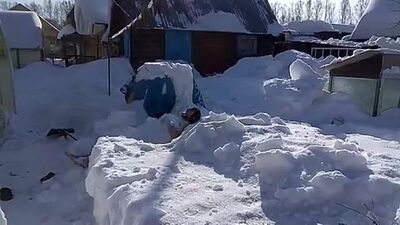 Купание в снегу голым