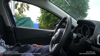 Незнакомка помогла подрочить в машине.mp4