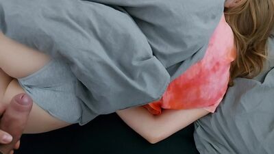 Брат дрочит на спящую сестру