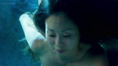 Susan Park Nude - Snowpiercer s01e01 (2020) HD 1080p Watch Online / Сьюзэн Парк - Сквозь снег