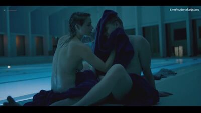 Нив Алгар (Niamh Algar nude scenes in "MotherFatherSon" s01e07 2019)