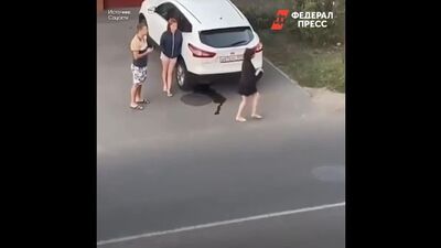 Ходила по улице и показывала прохожим обнажённую грудь
