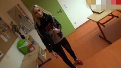 Студентку в универе (порно porn porno xxx сосёт молодая)