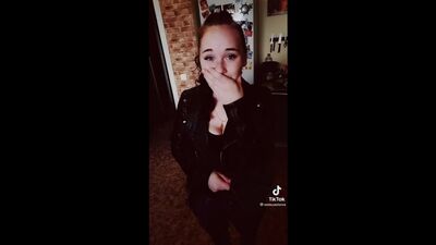 Сунул руку под юбку