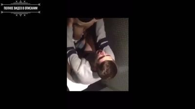 Одноклассницу в туалете 