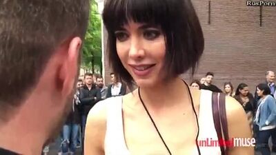 Швейцарская «художница» Мило Муаре решила хайпануть и предложила прохожим потрогать ее за грудь и половой орган