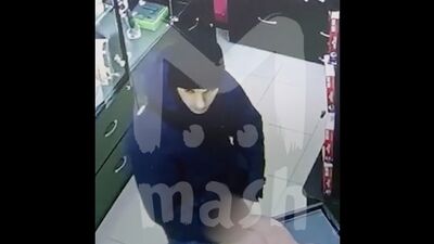 Парень опробовал игрушку прямо в секс-шопе