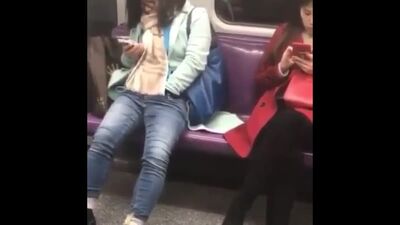 Фемка мастурбирует в метро при людях. Метро москвы
