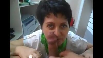 Сотрудница сбербанка оформляет кредит.mp4