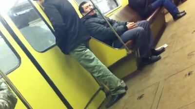 Хач дрочит в метро