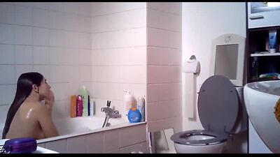 Девушка купается в ванной
