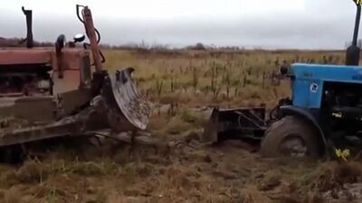 ТРАКТОР ехал на работу а попал в болото и в грязи!Смотреть видео онлайн