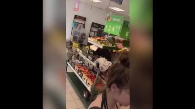 Голая девушка в магазине