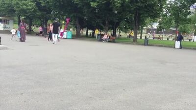 Девушки показывают грудь на улице за деньги
