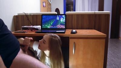 Отсосала при подруге