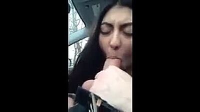 Армянка сосет член в машине и глотает сперму