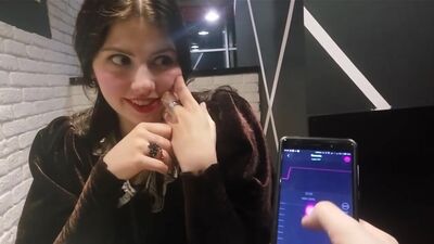 Девушка на вибраторе в кафе (intim-toyss.ru)