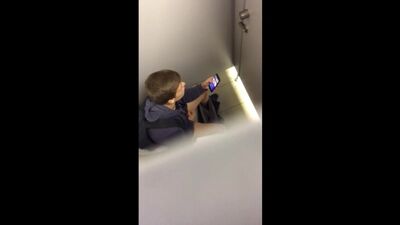 Молодой гоняет дружка в туалете ТЦ