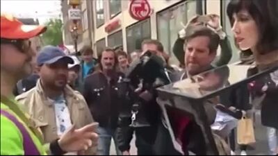 Даёт всем себя трогать