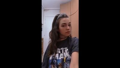 Молодая студентка раздевается на камеру для своего парня