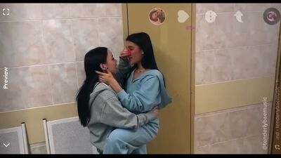 Амина Тендерлибае и Лина Лунаком поцелуй