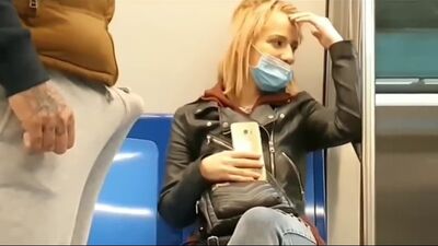 Реакция на стояк в штанах