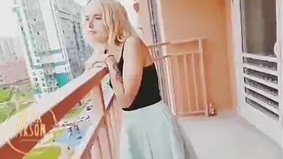 Соседка дала в попу пока ее муж спит