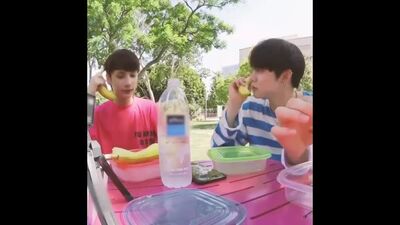Little Kai and Big Junnie back then playing around using bananas as phones☹️