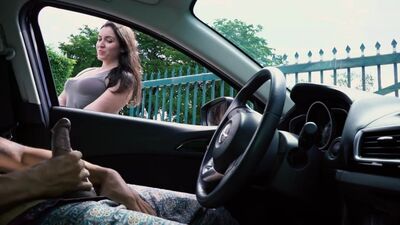 Девка смотрит, как парень дрочит за рулем автомобиля