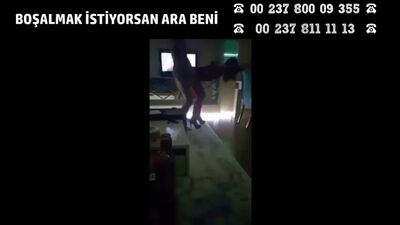 Kızı Ayakta Domaltmış Sikiyor