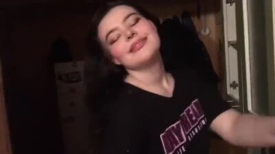 Сосёт другу при всех