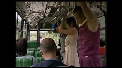 Залез рукой под платье в автобусе и начал маструбировать