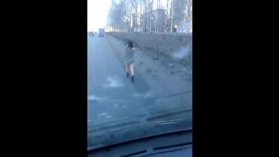 23.03.2017 Полуголая девушка гуляет по обочине (Ижевск)